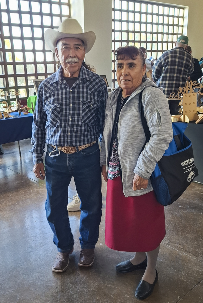 Pareja en el tour para adultos mayores