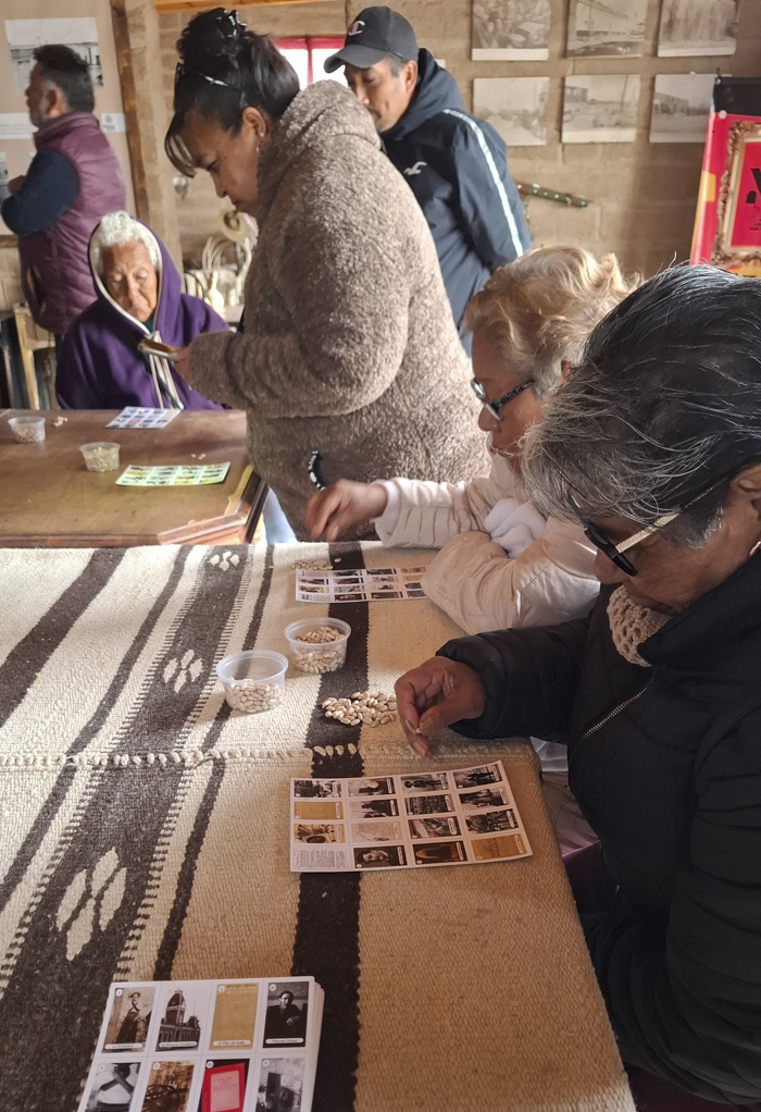 Detalle de la lotería revolucionaria en la casa de adobe